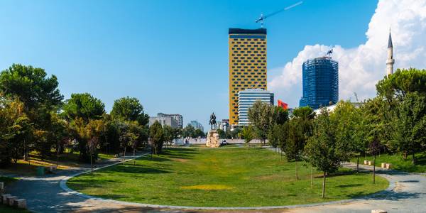Sheshi Skënderbej në Tiranë, një qendër ikonike e rrethuar nga ndërtesa moderne dhe historike.