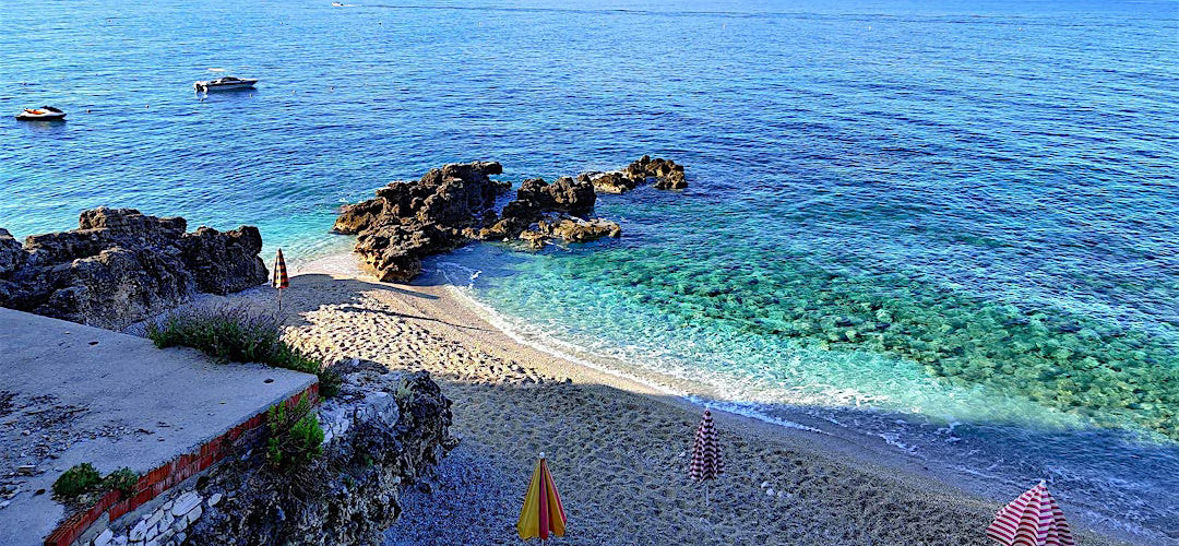 Një foto që ujërave të blu të Vlorës.