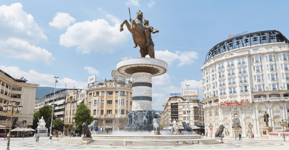 Sheshi Maqedonia, zemra e Shkupit, me statujën madhështore të Aleksandrit të Madh të rrethuar nga ndërtesa neoklasike.