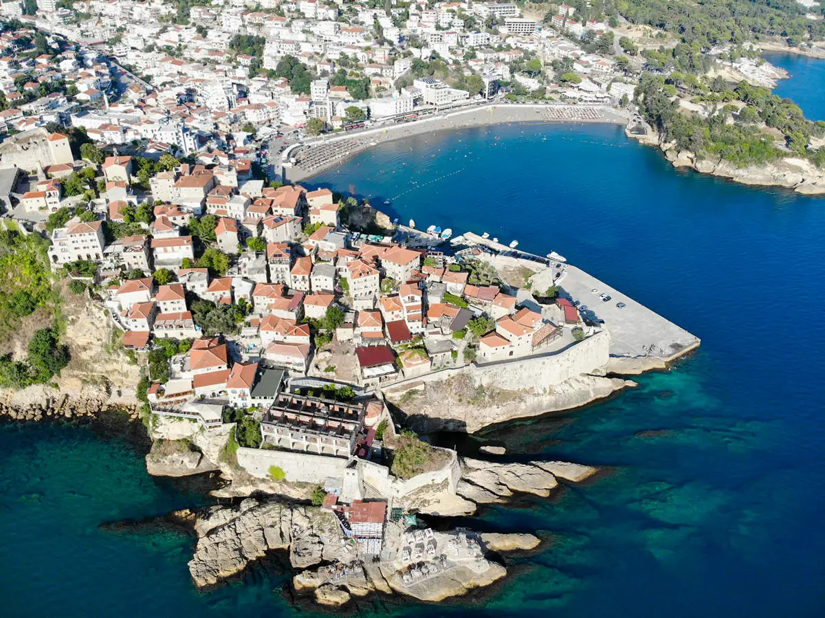 Pamje ajrore e Kalasë së Ulqinit dhe Plazhit të Vogël.