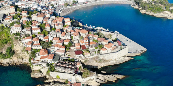 Pamje ajrore e Kalasë së Ulqinit dhe Plazhit të Vogël.