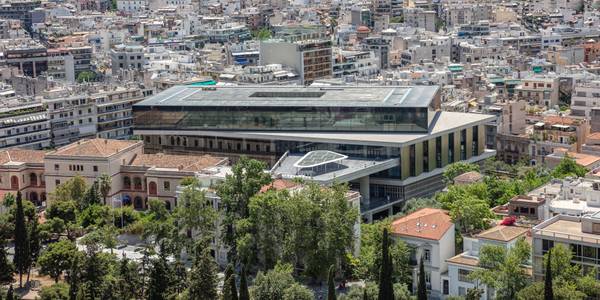 Muzeu i Akropolit, një ndërtesë moderne që ekspozon artefakte të lashta greke.