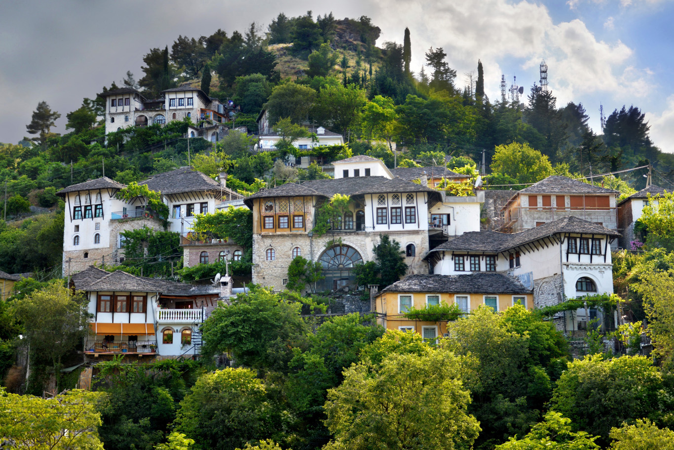  Shtëpitë prej guri në Gjirokastër, të ndërtuara në shpatin e kodrës, krijojnë një pamje unike dhe historike.