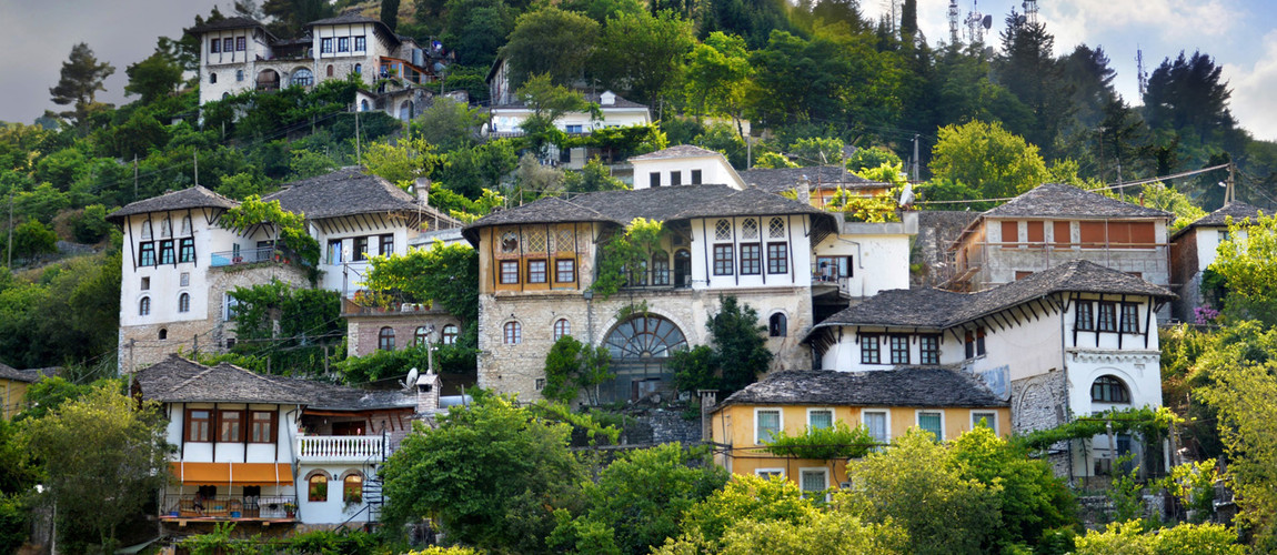 Shtëpitë prej guri në Gjirokastër, të ndërtuara në shpatin e kodrës, krijojnë një pamje unike dhe historike.