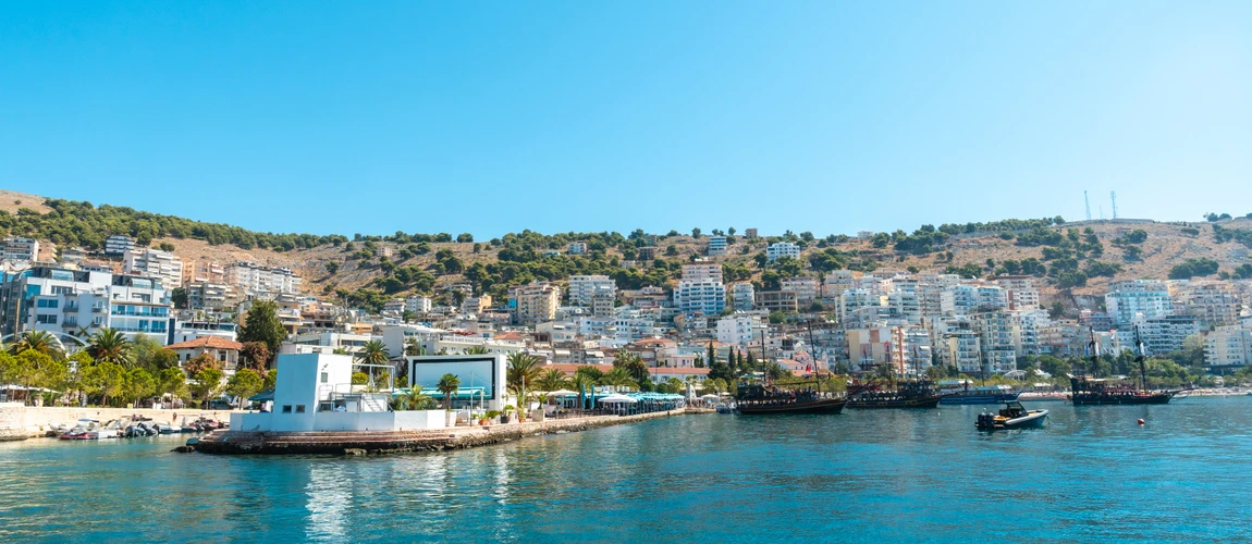 Plazhet dhe qyteti i Sarandës, i vendosur në Rivierën Shqiptare.