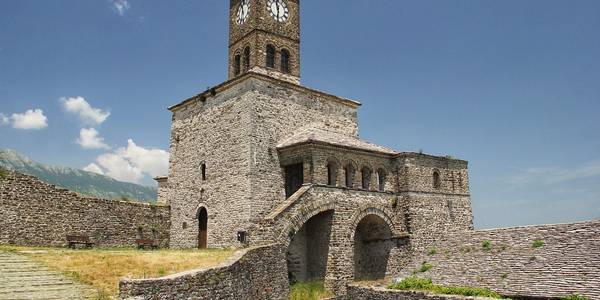 Kalaja e Gjirokastrës, një kështjellë historike që ofron pamje mahnitëse të qytetit dhe maleve përreth.