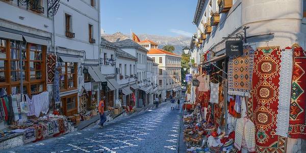Pazari i Vjetër i Gjirokastrës, i mbushur me dyqane të vogla që shesin artizanate dhe produkte lokale.