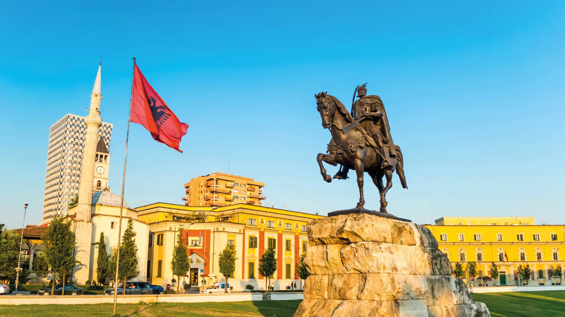 Sheshi Skënderbeu, Tiranë, me statujën e heroit kombëtar dhe flamurin shqiptar.