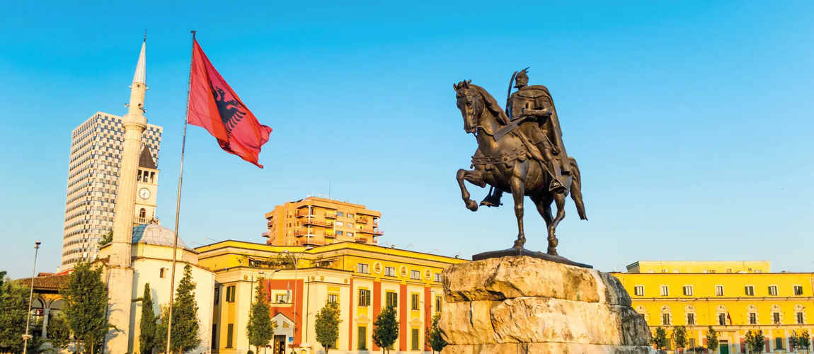 Sheshi Skënderbeu, Tiranë, me statujën e heroit kombëtar dhe flamurin shqiptar.