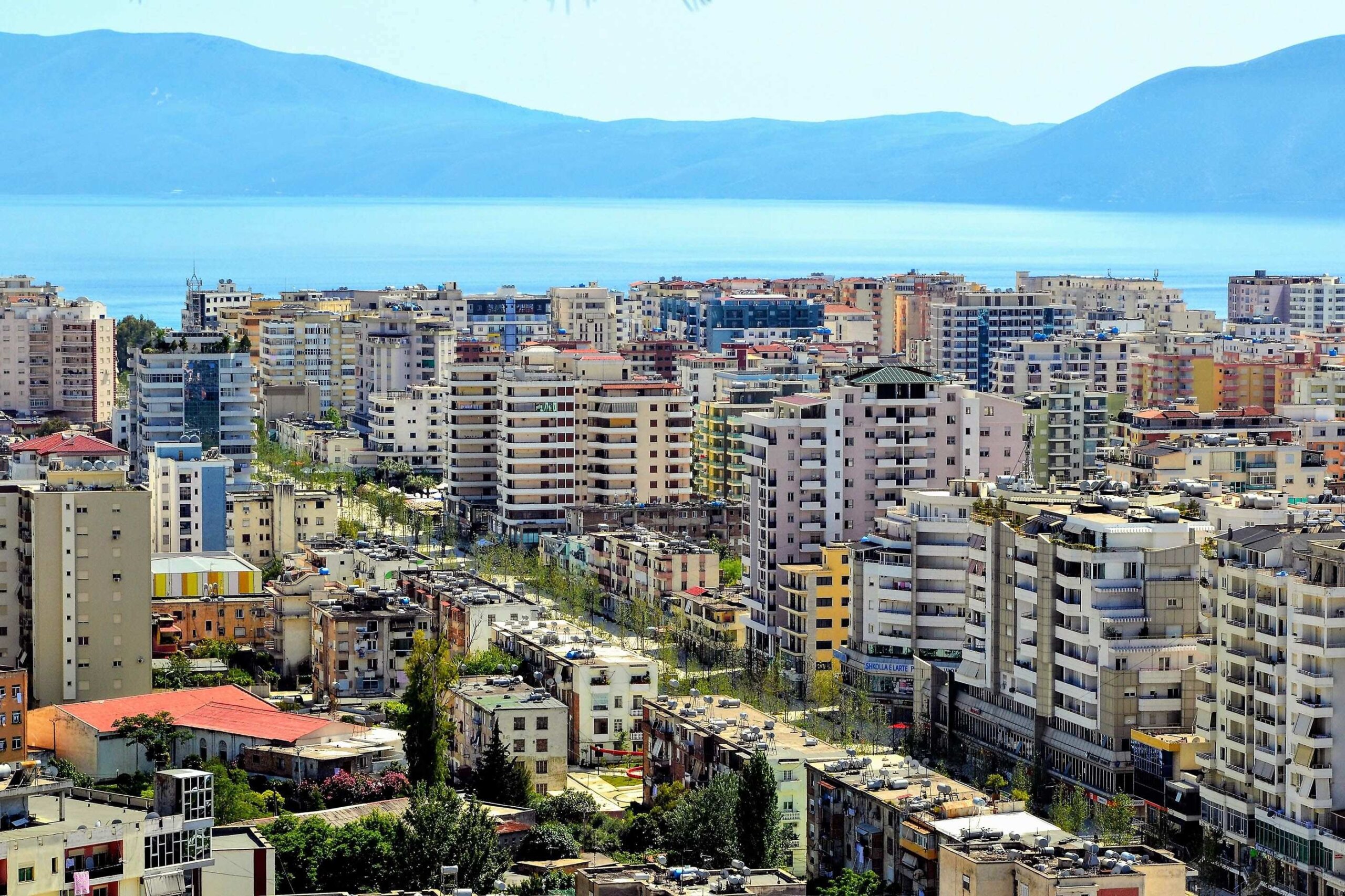 Një pamje e Vlorës me ndërtesa moderne dhe detin në sfond