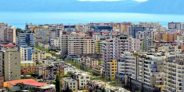 Një pamje e Vlorës me ndërtesa moderne dhe detin në sfond