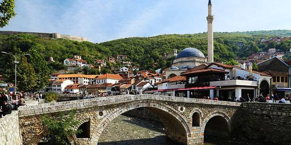 Ura e Gurit dhe Xhamia e Sinan Pashës, simbolet ikonike të Prizrenit që pasqyrojnë trashëgiminë osmane të qytetit.