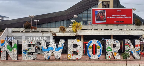 Monumenti ikonik Newborn në Prishtinë, simbol i pavarësisë së Kosovës. Vepra artistike rilyhet çdo vit me tema të ndryshme, duke reflektuar identitetin në zhvillim të vendit.