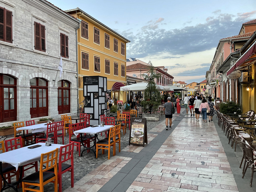 Pamje nga një rrugicë tradicionale në zemër të Shkodrës