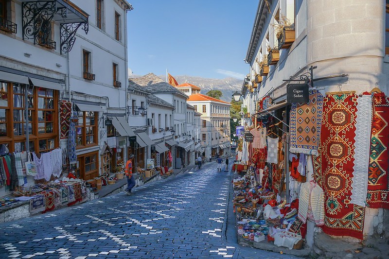 Pazari i Gjirokastrës, një rrugë historike me dyqane artizanale dhe suvenire tradicionale shqiptare.