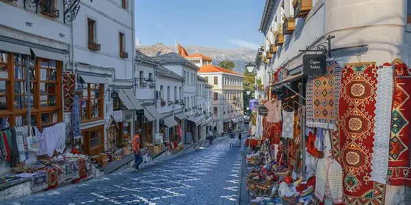 Pazari i Gjirokastrës, një rrugë historike me dyqane artizanale dhe suvenire tradicionale shqiptare.