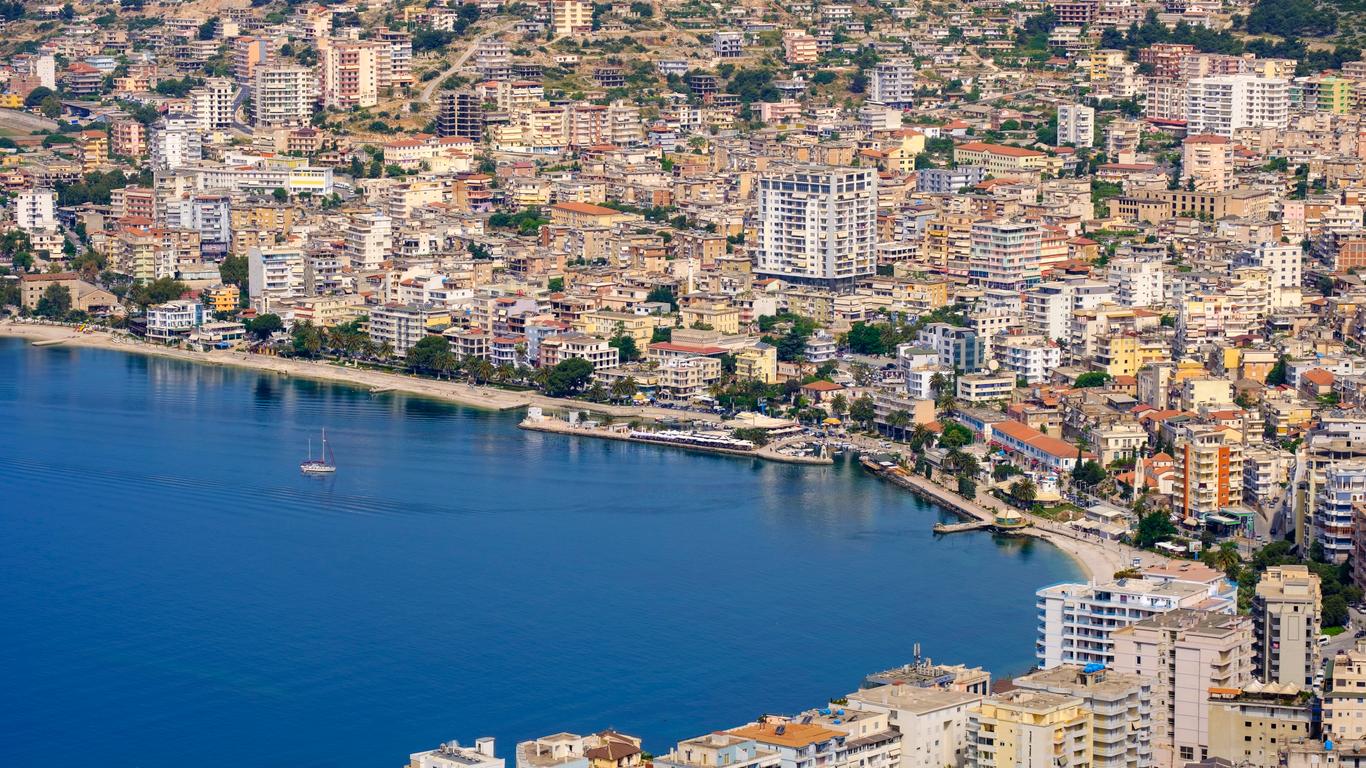 Një pamje panoramike e horizontit bregdetar të Vlorës.