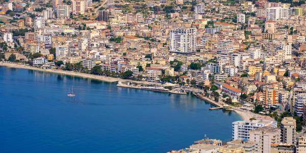 Një pamje panoramike e horizontit bregdetar të Vlorës.