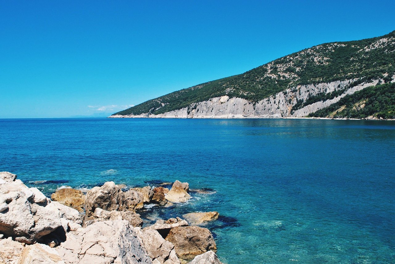 Ujëra të kristalta afër Ulqinit.