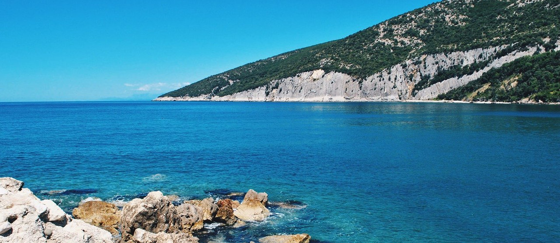 Ujëra të kristalta afër Ulqinit.