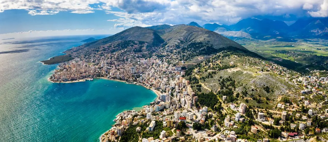 Një pamje panoramike e Vlorës, duke treguar bregdetin, malet dhe qytetin