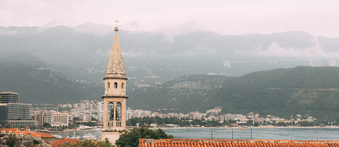 Kulla e Kishës në Budva është një kullë e lartë kishe me pamje nga malet