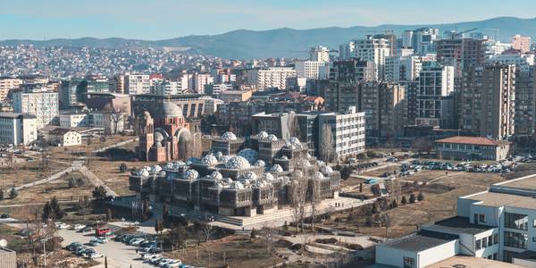 Një pamje panoramike e Prishtinës, ku shfaqet Biblioteka Kombëtare e Kosovës me arkitekturën e saj unike.